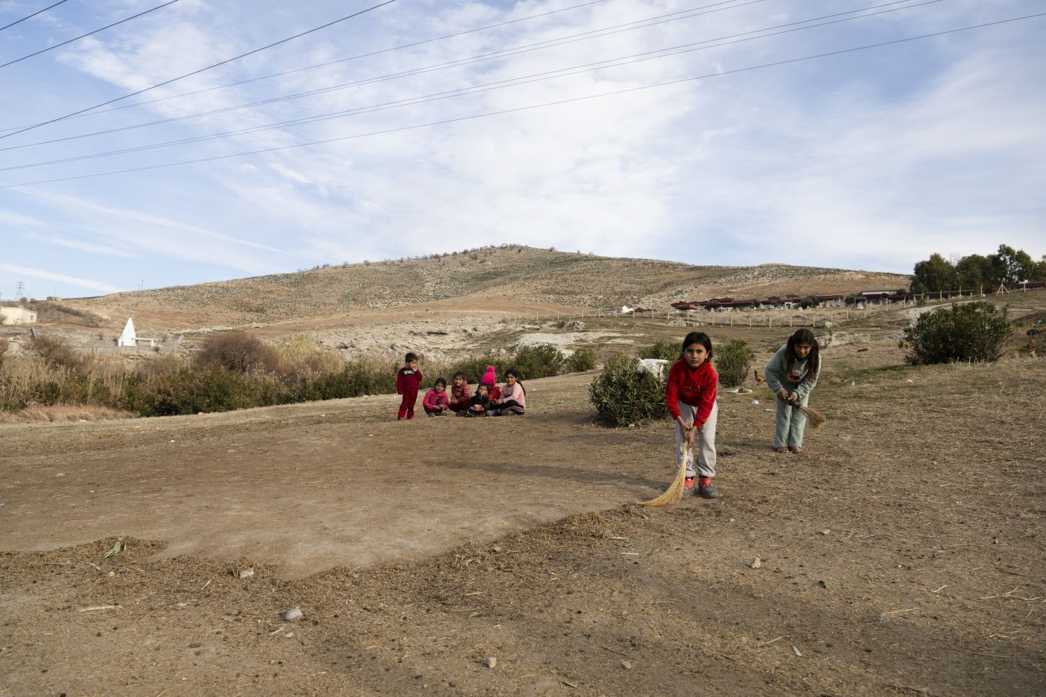 Die Familie von Darwish Shammu Mrad hat sich nach der Flucht vor dem IS aus dem Sinjar-Gebirge in der Nähe der Stadt Derabun in der Nähe des syrisch-türkisch-irakischen Dreiländerecks angesiedelt. Die selbstgebauten Häuser stehen an einer Überlandstraße. Von der Caritas hat die Familie Schafe bekommen, um ihren Lebensunterhalt zu bestreiten. 