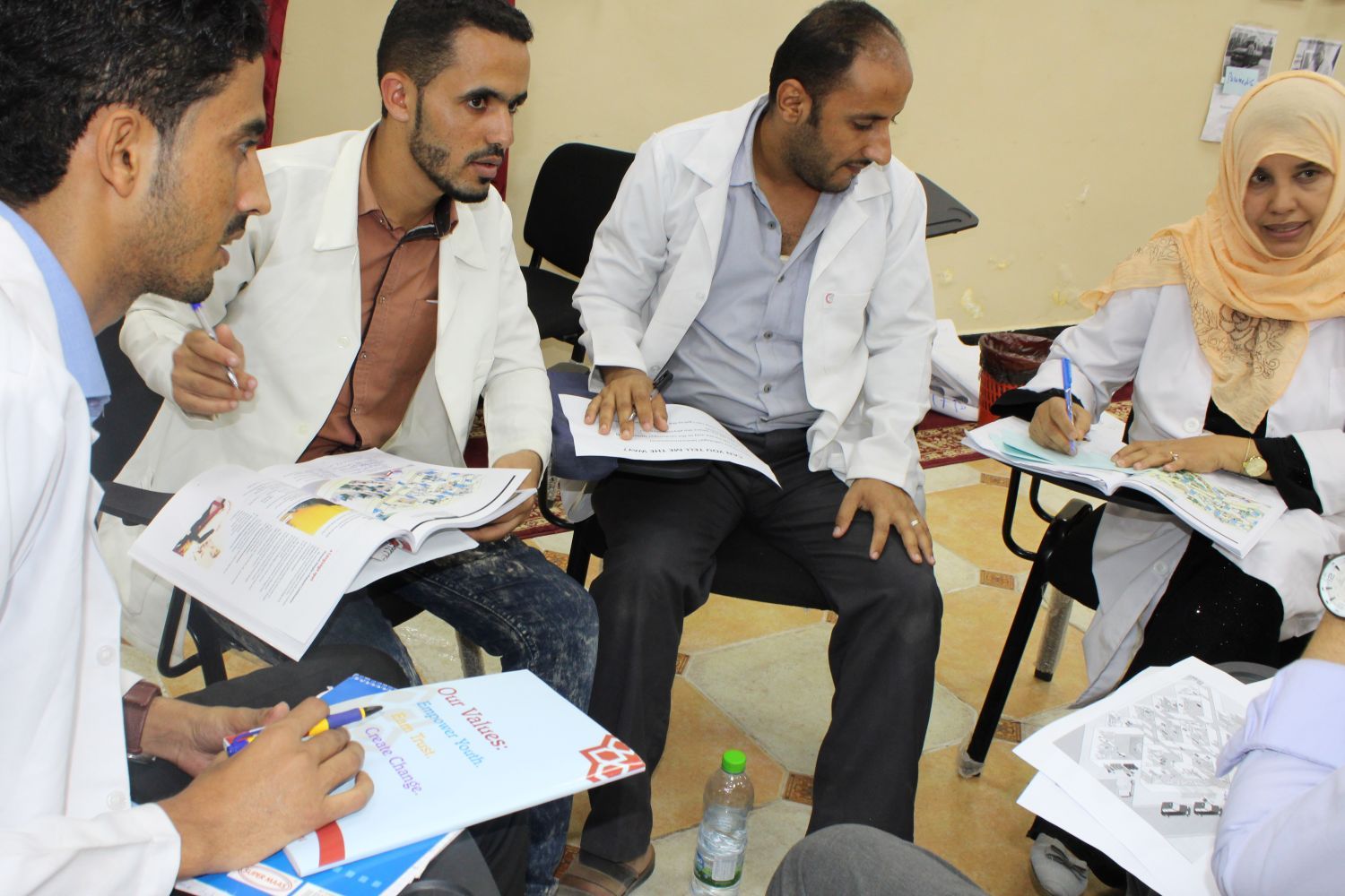 Eine Gruppe junger Männer und eine junge Frau lernen für ihre medizinische Weiterbildung