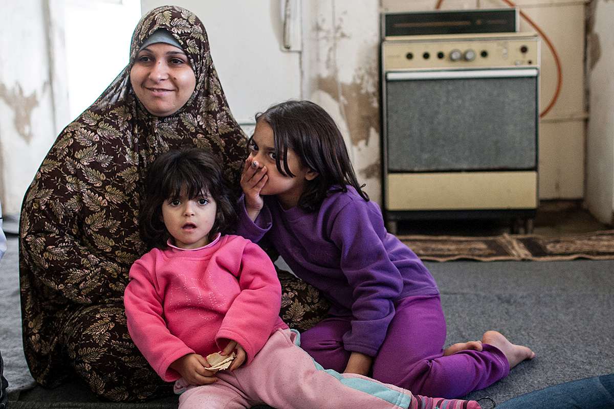 Eine Mutter mit zwei Kindern in Jordanien
