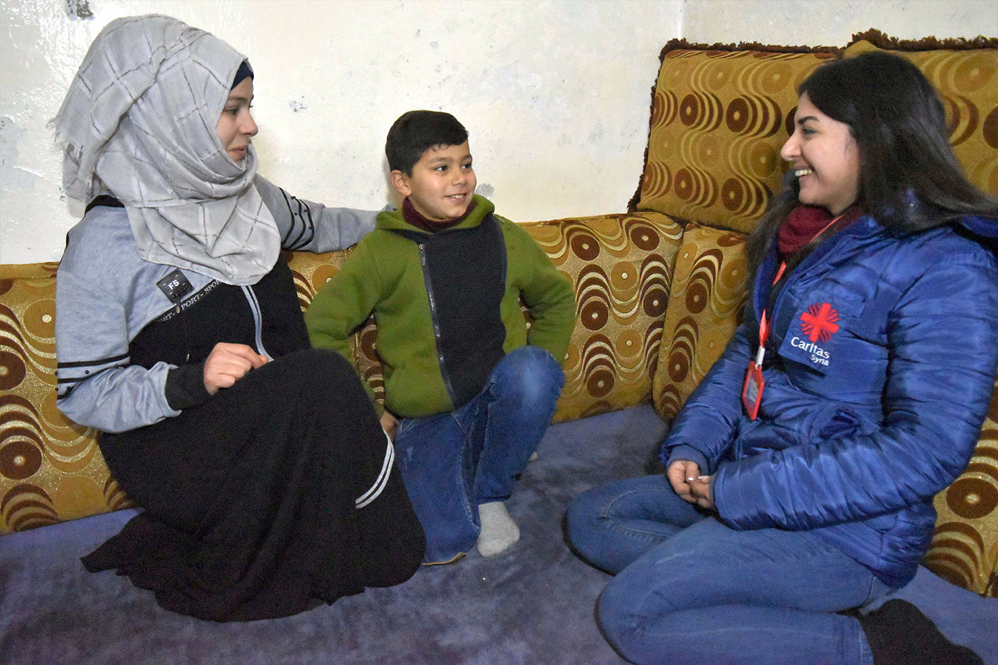  Anas mit seiner Mutter und Caritas Mitarbeiterin Mirna Tahhan