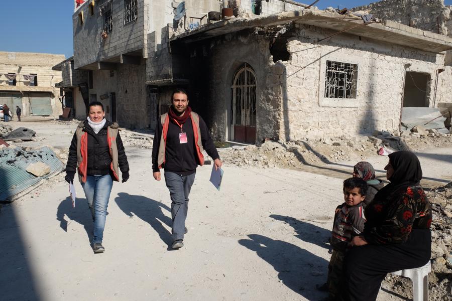 2 Helfer/innen in den Strassen von Aleppo