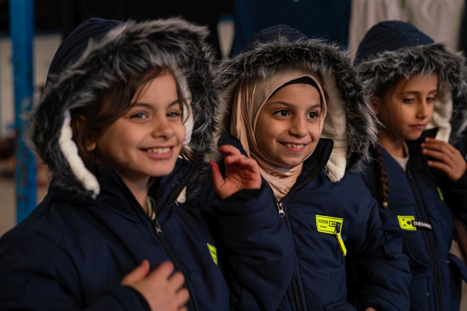 Kinder im Erdbebengebiet haben von Caritas Winterjacken erhalten.