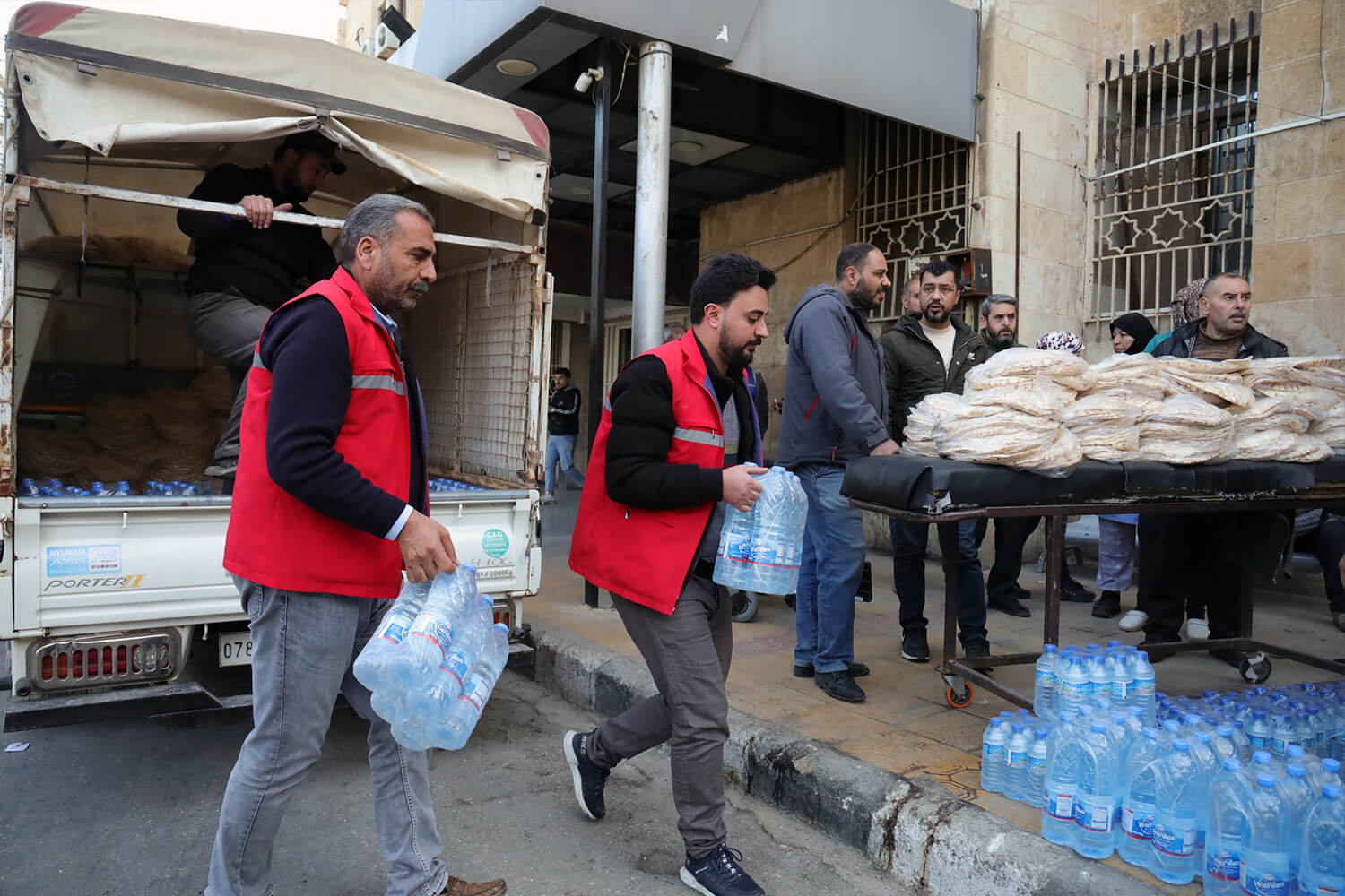 Verteilung von Wasserflaschen und Lebensmittel in Syrien