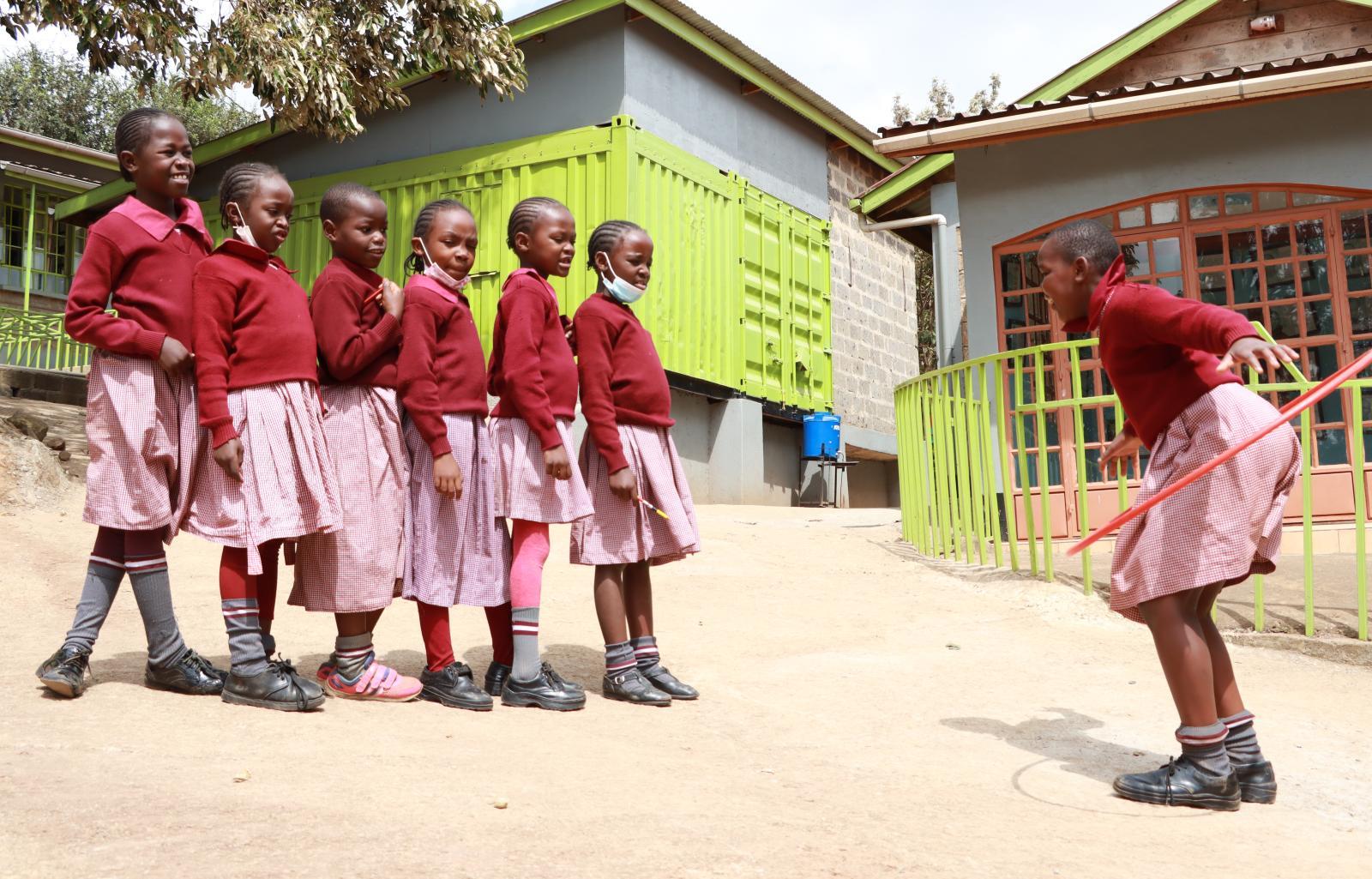 Mädchen vor der Schule in Kibera