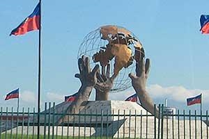 Haiti: Skulptur zur Hilfe aus aller Welt 