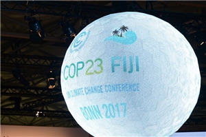 leuchtender Globus mit dem Logo der Weltklimakonferenz