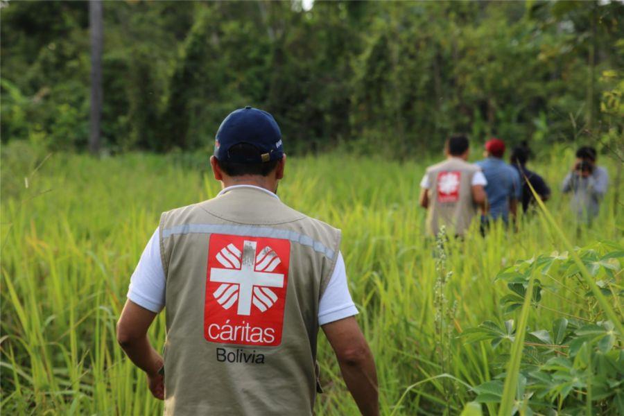 Ein Caritas-Mitarbeiter durchquert einen Dschungelpfad