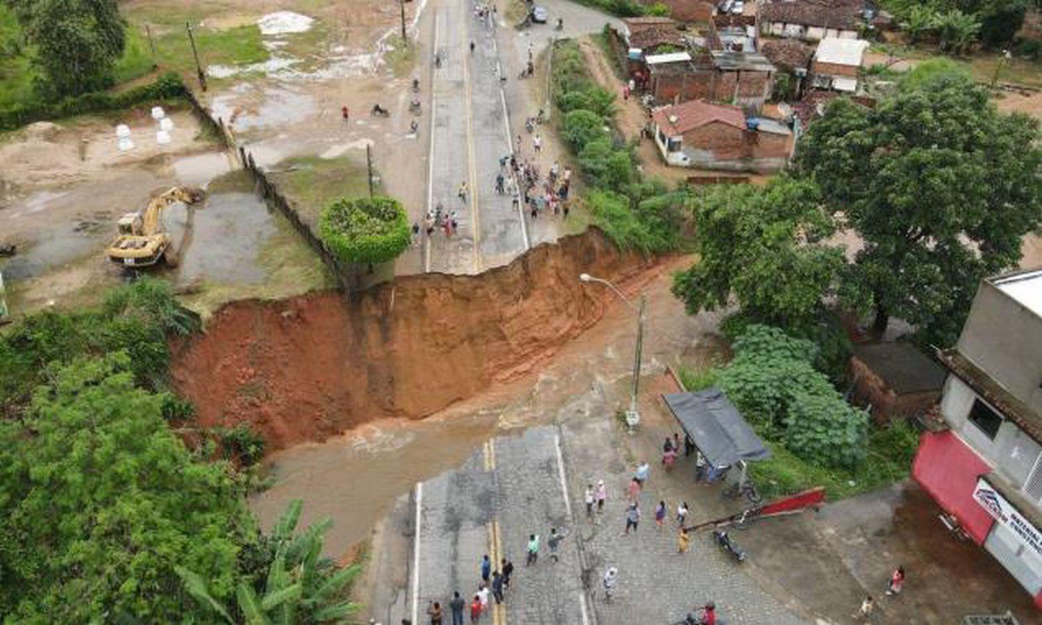 zerstörte Straße in Itabuna, Bahia