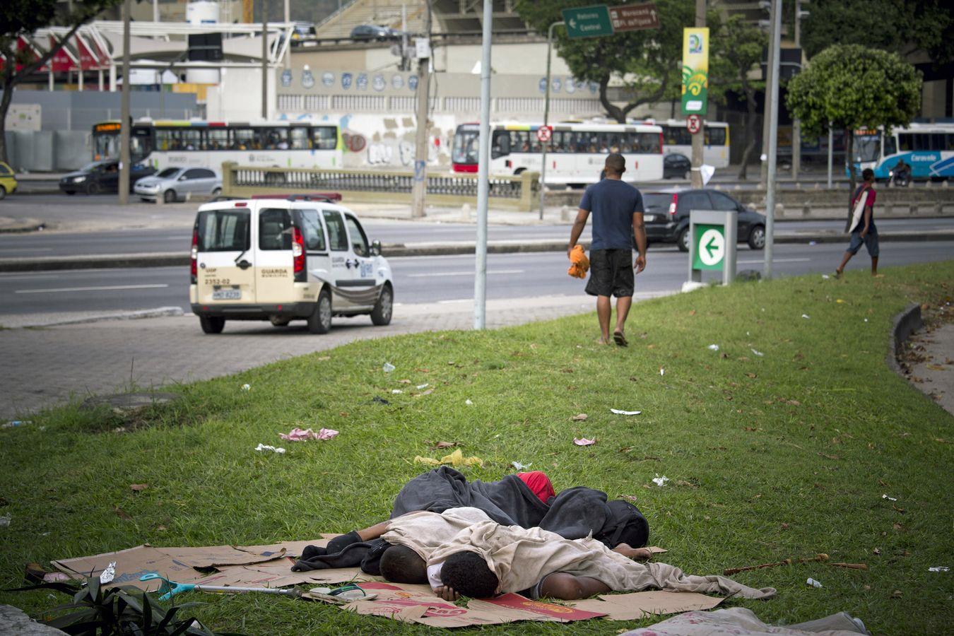 Kinder schlafen neben einer Straße