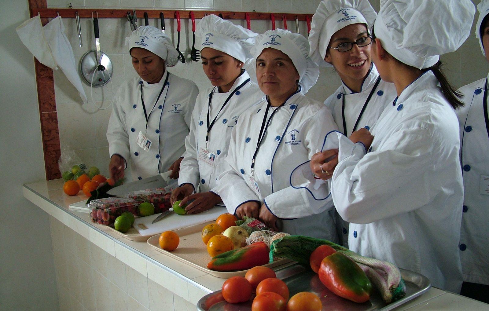 Fünf Frauen in Kochkleidung