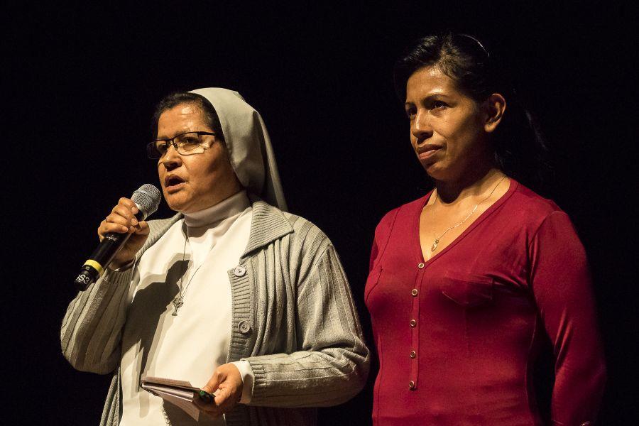 Schwester Maria Rosaura und die Näherin Amparo Chambo