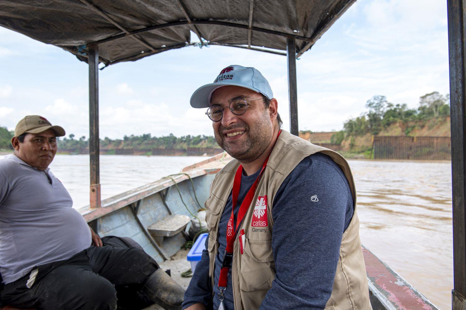 Dariush Ghobad im Boot unterwegs auf dem Rio Madre de Dios, Peru