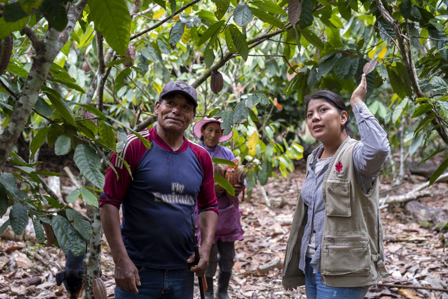 Kakaobauer und Caritas-Mitarbeiterin Madre de Dios, Peru