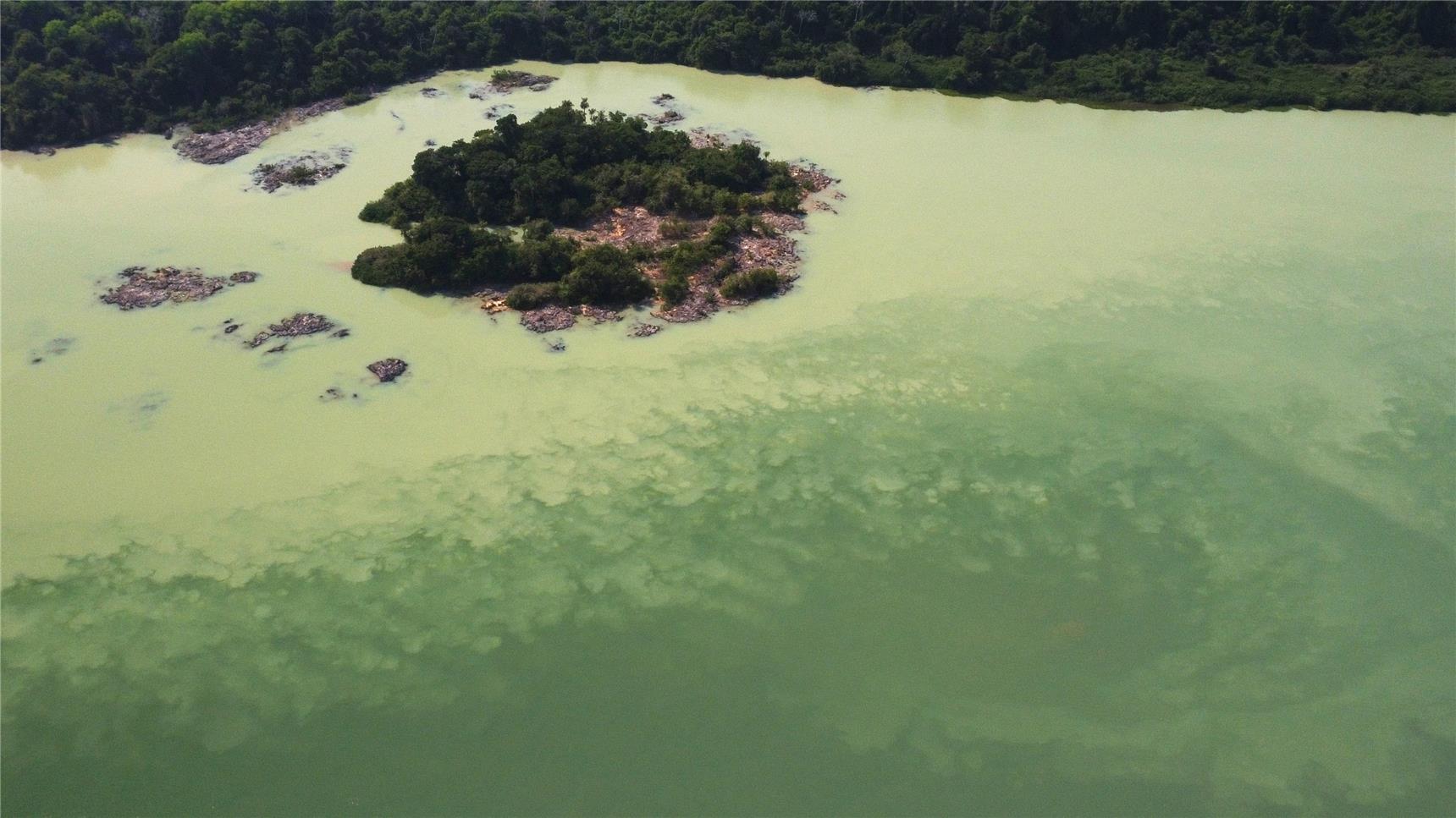 Quecksilber, welches zum Schürfen von Gold eingesetzt wird, verunreinigt die Flüsse im Amazonasgebiet. 