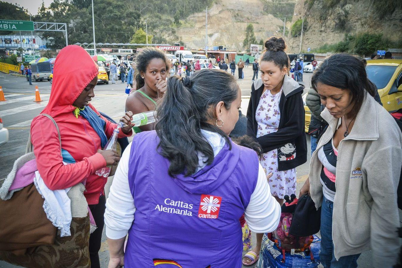 Caritas-Mitarbeiterin mit Flüchtenden