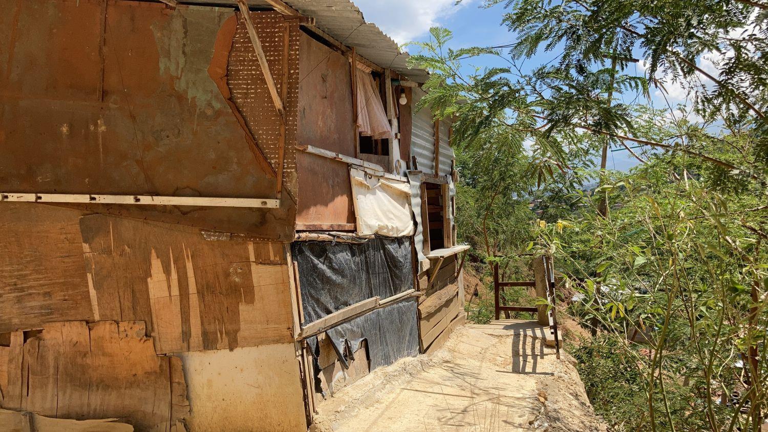 Wellblechhütte in der Flüchtlingssiedlung Nueva Alianza