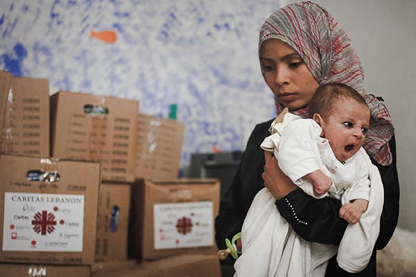 Syrische Flüchtlingsfrau mit einem Baby