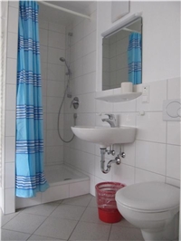 Nasszelle Blick in eine Nasszelle mit Dusche, WC und Waschbecken