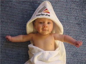 Baby mit Kapuzenhandtuch Baby mit Kapuzenhandtuch
