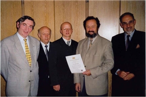 Regierungspräsident Dr. Walter Zitzelsberger (rechts) überreichte die Stiftungsurkunde an den Vorstand der Caritas Kelheim: (von links) Dr. Günther Blumberg, Pfarrer Horst Mally, Hubert König und Jose