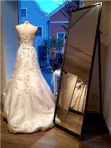 Da wartet noch ein Kleid auf seine neue Besitzerin: Brauttage beim Caritas-Kleiderladen CarLa in Kelheim. 