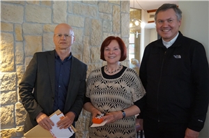 Die Elisabeth-Medaille ging an Theresa Mandl für 30 Jahre Zugehörigkeit bei der Caritas Kelheim. Geschäftsführer Hubert König (links) und 1. Vorsitzender Monsignore Dr. Johann Tauer (rechts) gratulierten.