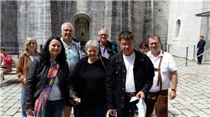 Die Reisegruppe Füssen: Katharina Kapera-Krüger (2. von links) und Bernd Gräf (5. von links) mit einigen der Reisenden.