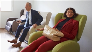 Direktor des Amtsgerichtes Kelheim Ludwig Artinger testete mit Richterin Claudia Nißl-Neumann die Ruhesessel für die Senioren.