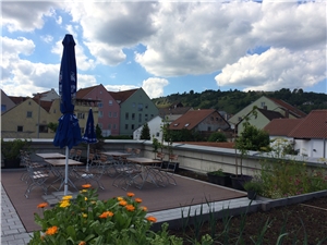 Freisitzfläche des integrativen Naturschaugartens auf dem Dach des BBK St. Josef.