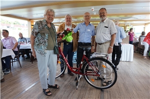 Karolina Kraus-Adlhoch (links) war die Gewinnerin des Hauptpreises - ein Fahrrad. Sebastian Hobmaier aus dem Caritasrat (2.v.l.), Geschäftsführer Hubert König (3.v.l.) und Vorstandsvorsitzender Josef 