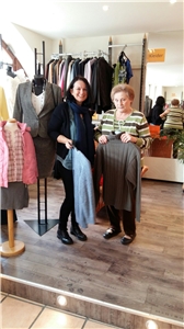 Katharina Kapera-Krüger, Anleiterin CarLa – Der Kleiderladen und Majda Roith, Mitarbeiterin CarLa – Der Kleiderladen.