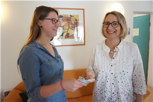 Spendenübergabe durch Claudia Sitzmann, Beratungsstelle für seelische Gesundheit, an Bettina Rappl, Verwalterin des Hilfsfonds Mainburg.