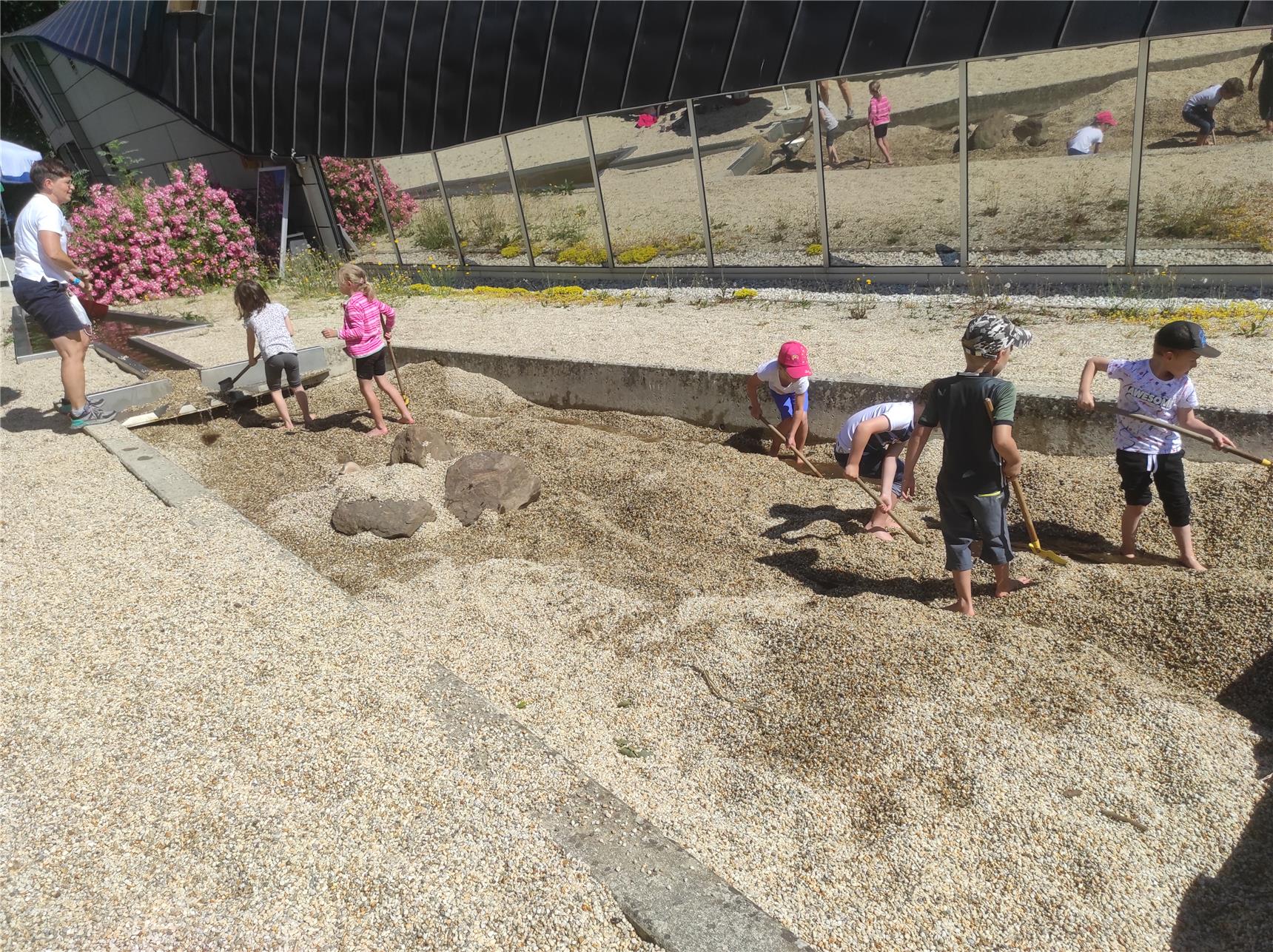 Kita Kinder schaufeln Sand