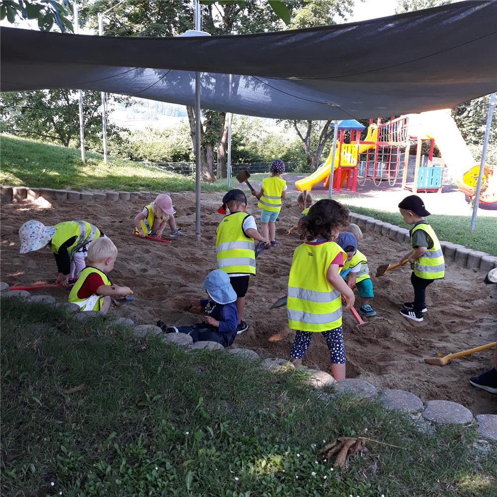 Kita Kinder beim Sandkastenspielen