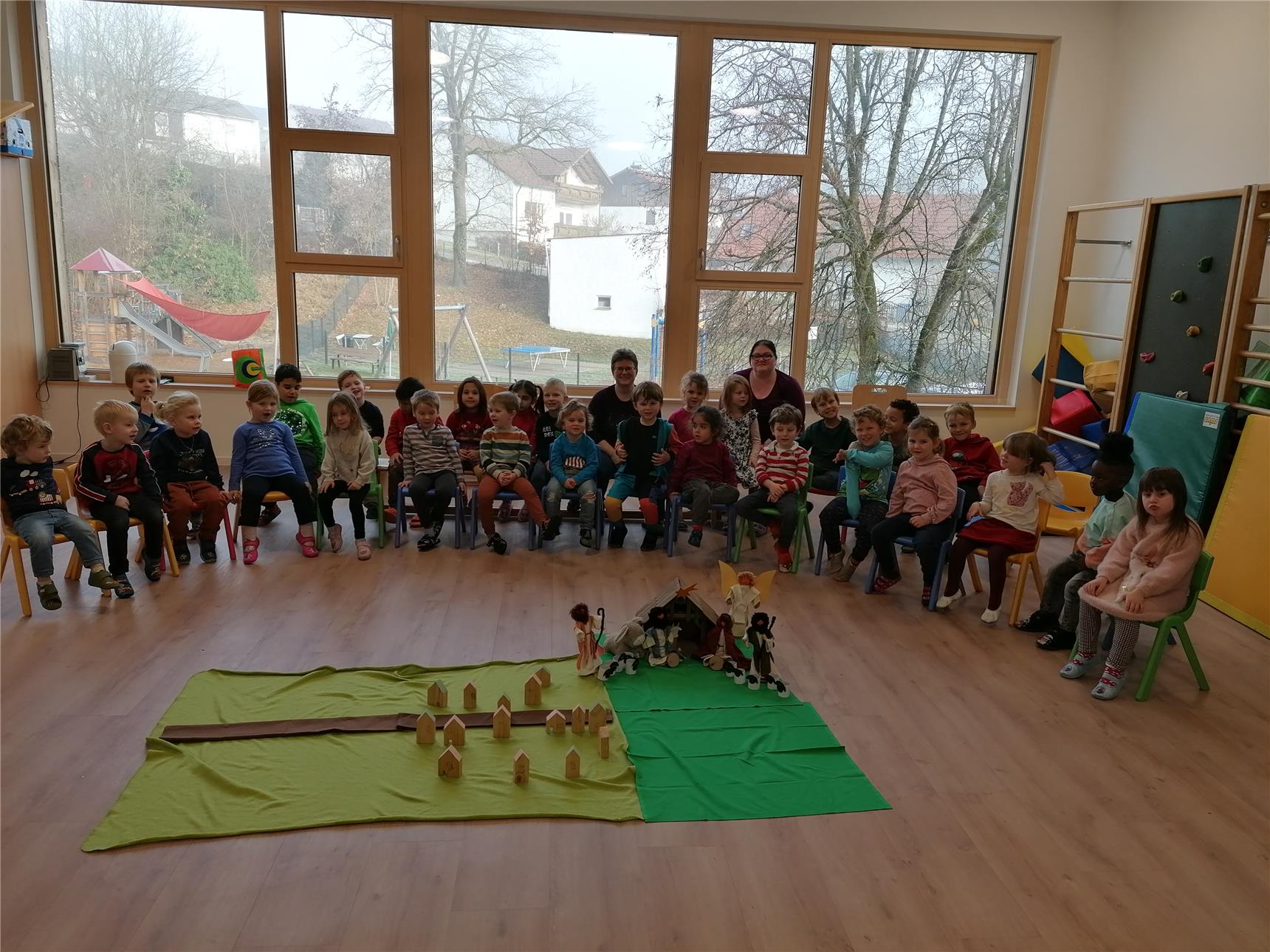 Kurz vor Weihnachten trafen sich die Kindergartenkinder vom Caritas-Kinderhaus St. Konrad in Hacklberg, um sich wieder eine religiöse Geschichte anzuhören.