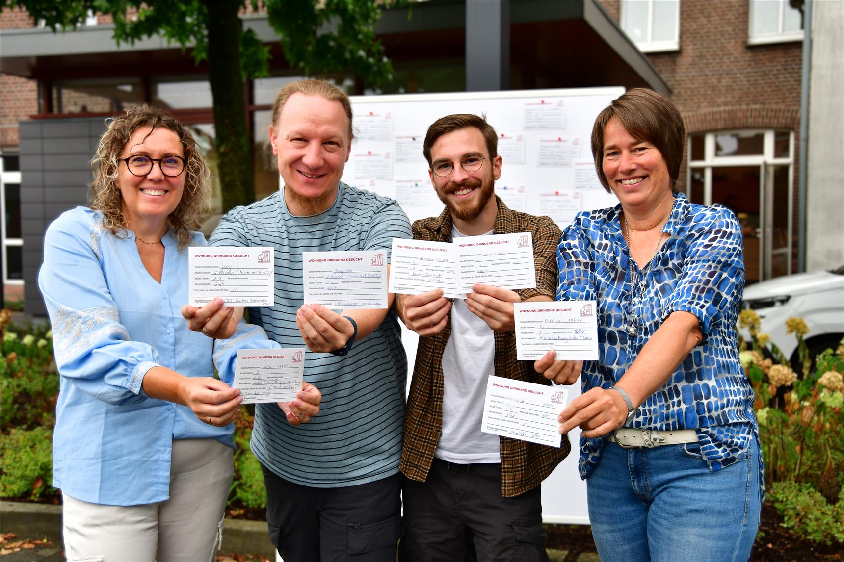 Wohnung gesucht: Nina Narzynski (v.l., Teamassistentin Wohnungslosenhilfe), Max Zigan (Fachberater Wohnungslosenhilfen), Niklas Schloten (Praktikant Wohnungslosenhilfe) und Fachbereichsleiterin Rita Fergen mit den Gesuchen in der Hand. Mehr als 40 Postkarten haben sie für den Aktionstag am 11. September in der Klever Innenstadt gesammelt. 