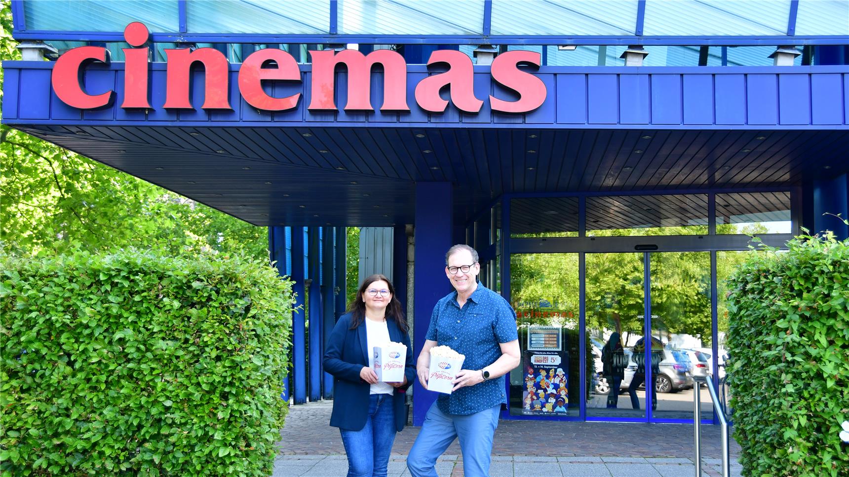 Alexandra Stolpe (l.), Personalreferentin der Caritas Kleve, und Reinhard Berens, Betriebsleiter des Kinos „Tichelpark Cinemas“, vor dem Kinoeingang. Beide freuen sich über die Kooperation.