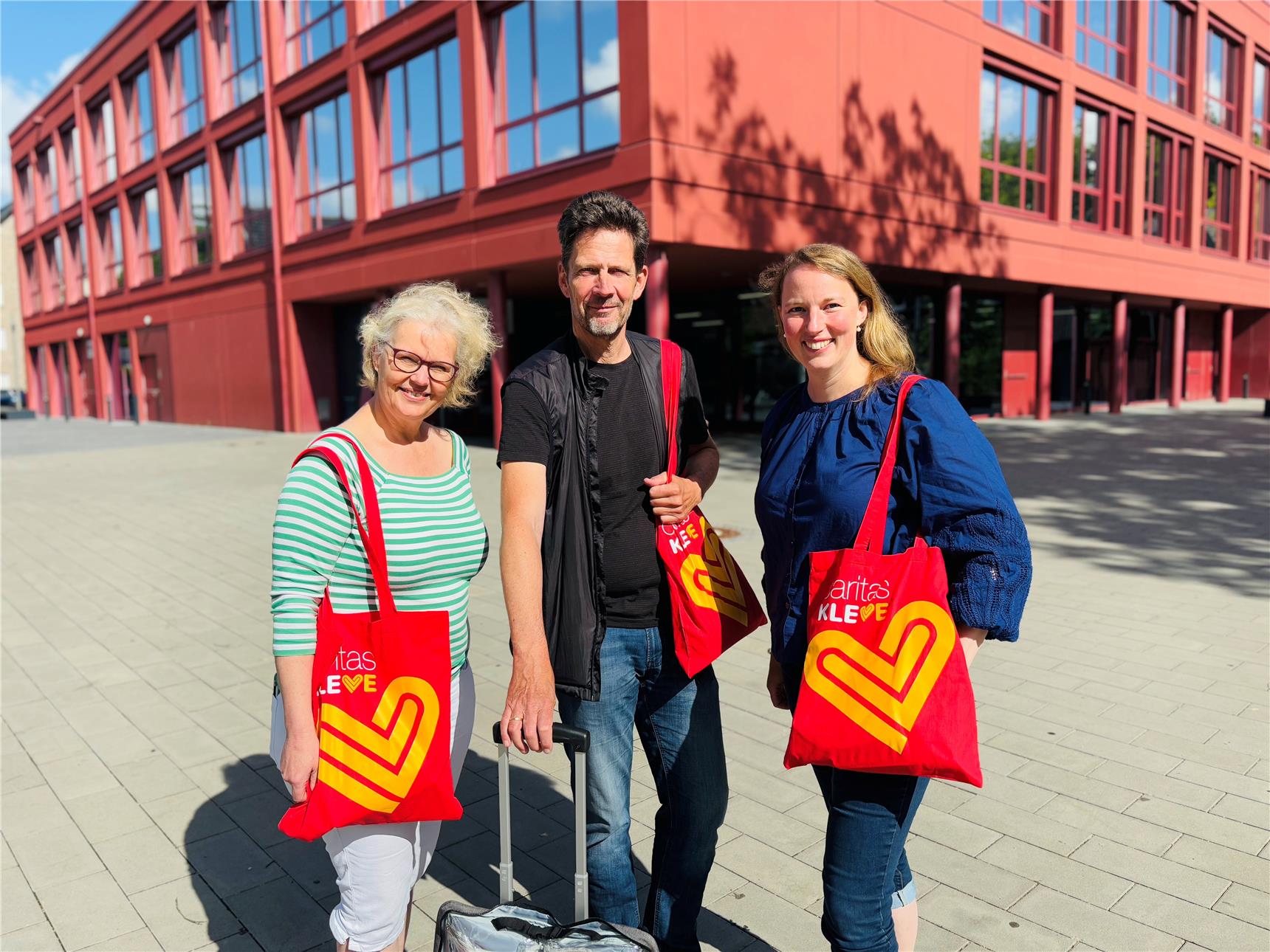 Lernpaten mit Herz: Annette Büscher (l.) und Anne-Kathrin Lehmann vom Caritasverband Kleve mit Ralf Geerlings vor der Gesamtschule Emmerich. Alle drei unterstützen einmal in der Woche Schüler:innen der Gesamtschule.
