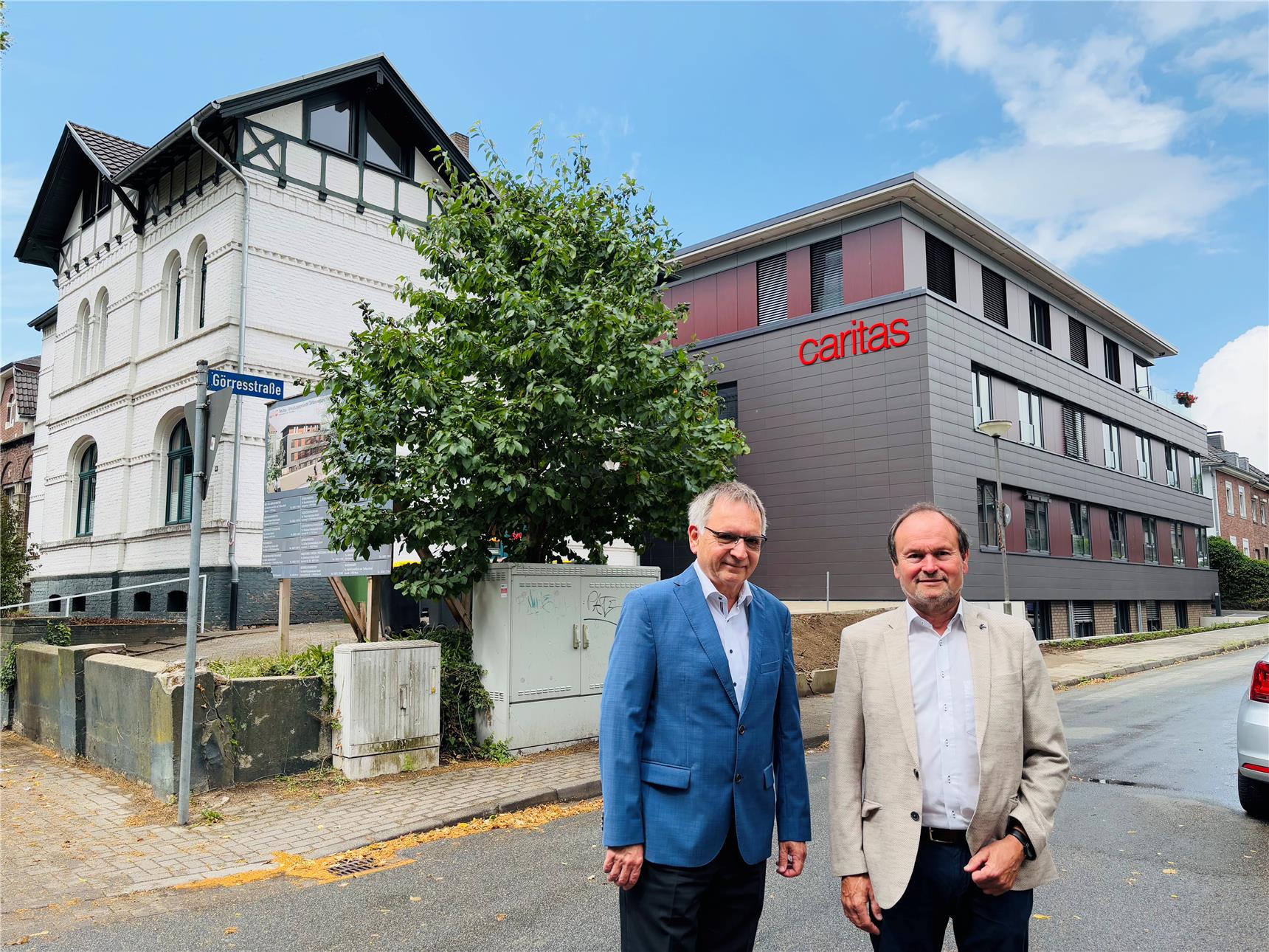 Rainer Borsch (l.), Vorstand des Caritasverbandes Kleve, und Architekt Johannes Peeters stellten den Neubau vor.