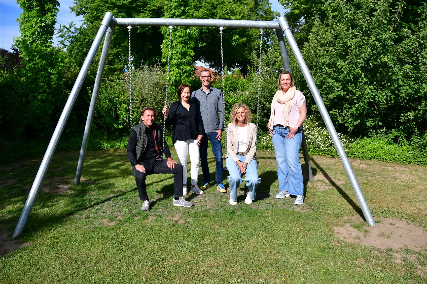 Sie freuen sich über die neue Schaukel für die Kinder und Jugendlichen der Wohngruppe „Rosa“ in Asperden: Jochen Koenen und Judith Munzert (beide Zevens-Stiftung sowie Einrichtungsleiter Tobias Neifeind, Fachbereichsleiterin Elke Kotthoff und Wohngruppenleiterin Susanne Storm (alle Caritas Kleve).