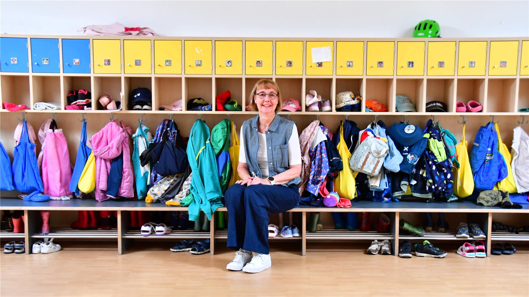 Siegrid Schüßler sitzt an der Garderobe im Familienzentrum Zauberstern in Kleve. 