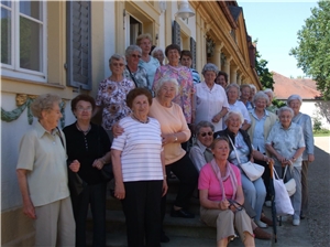 Gruppenbild einer Senioren-Reisegruppe auf den Stufen vor dem Kurhaus in Bad Bocklet.