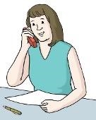 Eine Frau sitzt am Tisch und telefoniert