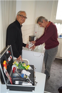 2 Männer in Küche beim Stromspar-Check 