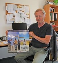 Hans Wiesner mit Plakat Hans Wiesner mit Plakat