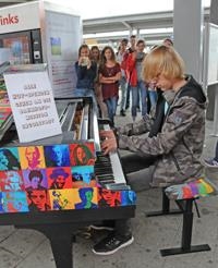 Junge spielt Klavier Junge spielt Klavier