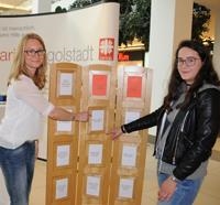Zwei Frauen vor Stellwand mit Tafeln über Mythen und Fakten zu Alkoholkonsum Zwei Frauen vor Stellwand mit Tafeln über Mythen und Fakten zu Alkoholkonsum