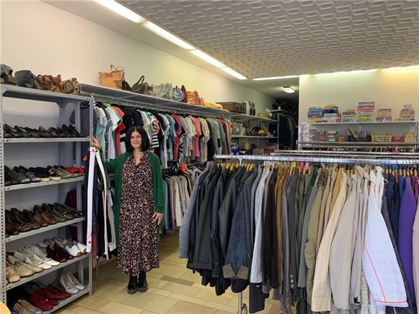 Caritas-Mitarbeiterin Birgit Struller im Kleiderladen