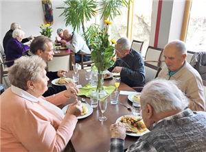 Mittagstisch im Seniorenheim St. Walburg