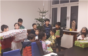 Baum der Herzenswünsche Große Freude über die Geschenke von der Aktion 'Baum der Herzenswünsche'